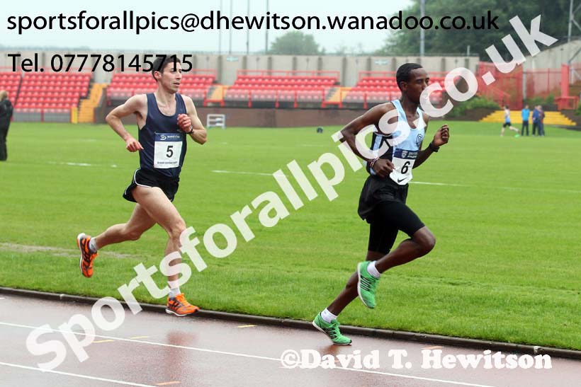 Asdan Mohamud (TVH) leads James Connor (Kent) in the 5000 metres, British National League, Division 1, Gateshead. Photo: David T. Hewitson/Sports for All Pics